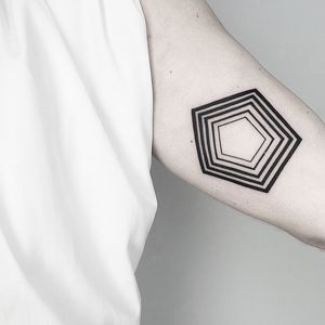 Discover the precise patterns of this stunning blackwork tattoo by Malvina Maria Wisniewska. A unique blend of geometry and artistry.