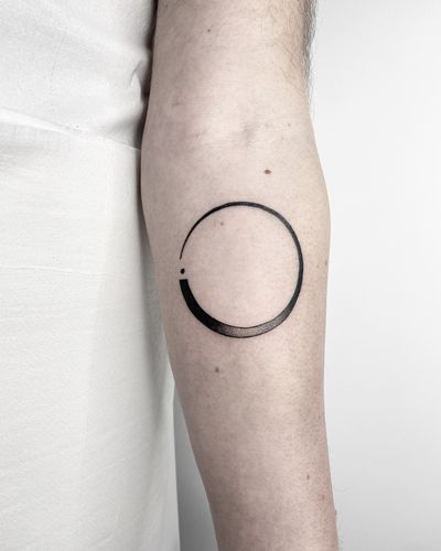 Discover the beauty of simplicity with this illustrative enso circle tattoo by renowned artist Malvina Maria Wisniewska.