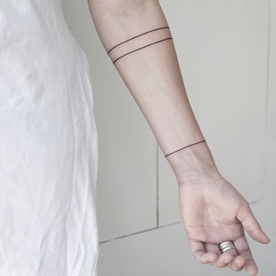 Elegant continuous line tattoo created by Malvina Maria Wisniewska, featuring sophisticated geometric patterns.