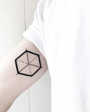 Explore the depths of geometry with this stunning blackwork tattoo featuring a mesmerizing cube design by Malvina Maria Wisniewska.
