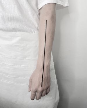 Explore the mesmerizing beauty of blackwork in this geometric continuous line tattoo by renowned artist Malvina Maria Wisniewska.