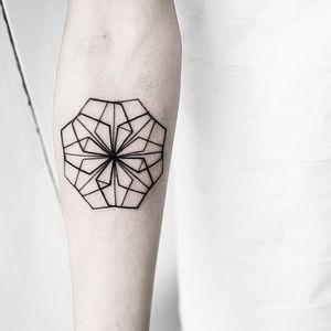 Experience the stunning precision of Malvina Maria Wisniewska's blackwork tattoo, featuring intricate geometric designs.