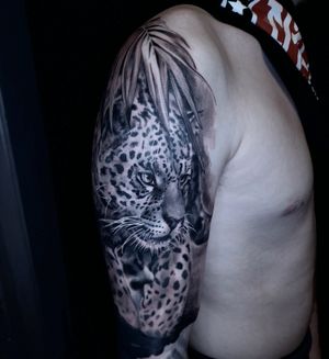 This is the top part of a full sleeve that depicts a parallel between land and sea animals 
#tattoo #animaltattoo #oceantattoo #leopardtattoo #londontattoo #tattoosleeve