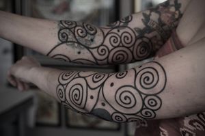 Embrace the mesmerizing world of ornamental patterns with this stunning blackwork tattoo, expertly crafted by the talented artist Francesco Capro.
