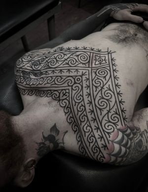 Experience the mesmerizing artistry of Francesco Capro in this bold patterned blastover tattoo.