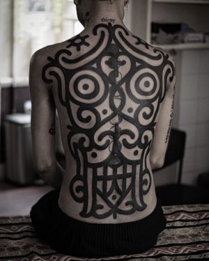 Get mesmerized by Francesco Capro's ornamental design with intricate patterns in this stunning blastover tattoo.
