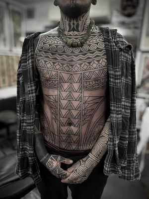 Explore the mesmerizing fusion of blackwork, ornamental, and tribal styles in this stunning pattern tattoo by Francesco Capro.