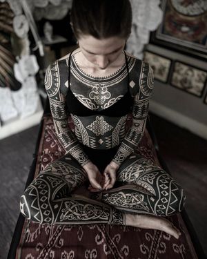 Discover the mesmerizing patterns of Francesco Capro's unique blackwork tribal tattoo. A stunning blend of tradition and modernity.