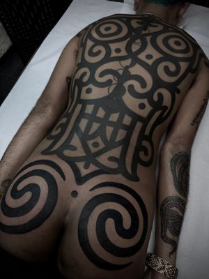 Get mesmerized by Francesco Capro's stunning ornamental blackwork pattern tattoo.