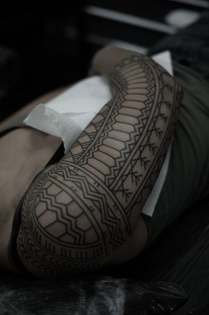 Get mesmerized by Francesco Capro's intricate ornamental pattern design that will elevate your body art game.