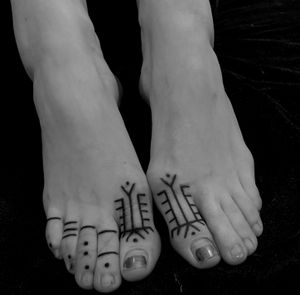 Beautiful ornamental design adorning toes and feet, expertly crafted by Jess.