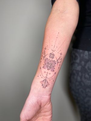 Embrace the delicate beauty of ornamental dotwork with this stunning mandala tattoo by the talented artist Viví Bogdanov.