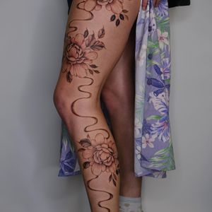 Full leg concept with peonies and abstract flow lines