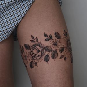 Full wrapping floral thigh band