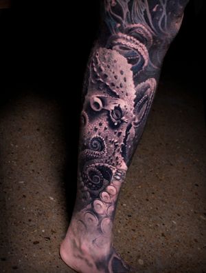 Octopus, underwater full leg sleeve