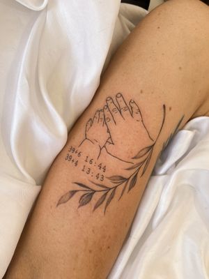 Beautiful fine line and illustrative tattoo featuring hands symbolizing family, skillfully done by artist Gabriela.