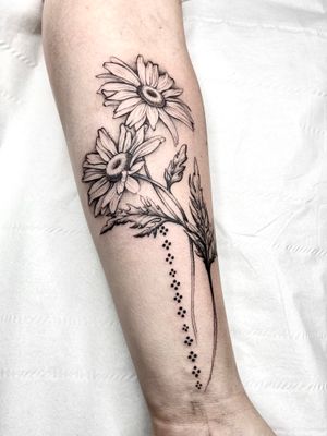 Get a stunning blackwork and dotwork daisy tattoo by talented artist Beyza Taser, perfect for flower lovers!