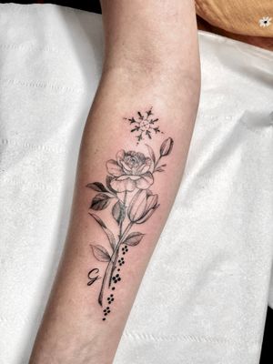 Elegantly crafted by Beyza Taser, this fine line floral tattoo features a beautiful flower motif for a subtle and sophisticated look.