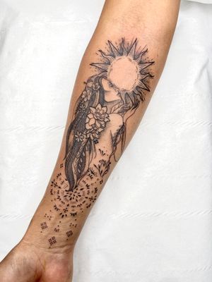 Embrace the beauty of nature with this illustrative tattoo by Beyza Taser featuring a radiant sun and graceful lady.