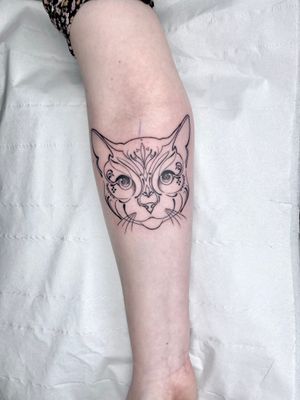 Get inked with a stunning fine line and ornamental cat design by the talented artist Beyza Taser.