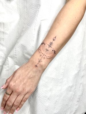 Experience delicate and dainty artistry with Beyza Taser's expert hand in this mesmerizing tattoo design.