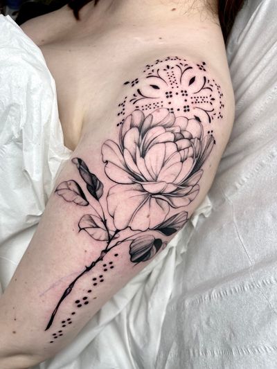 Explore intricate patterns and delicate flowers with this illustrative tattoo design by talented artist Beyza Taser.