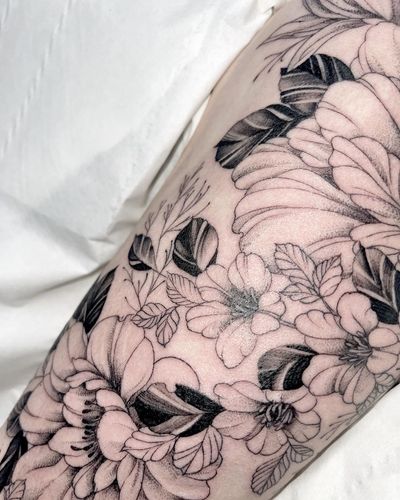Beautiful flower design by tattoo artist Beyza Taser, perfect for a delicate and sophisticated look.