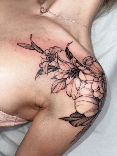 Experience the beauty of nature with this fine line floral tattoo featuring a blooming flower by Beyza Taser.