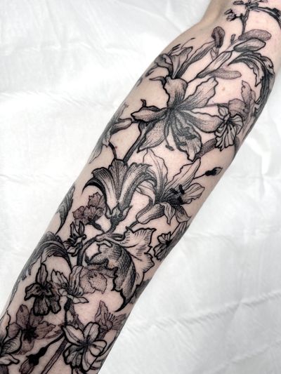 Explore the beauty of blackwork with this detailed lily flower tattoo by Beyza Taser. Perfect for those who appreciate intricate designs.