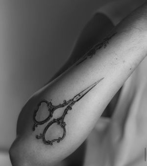 Detailed black and gray illustration of a scissor/shear done in micro-realism style by talented artist Meg.