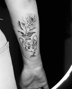 Experience the elegance of a chrysanthemum and crane design in this illustrative tattoo by the talented artist Victoria.