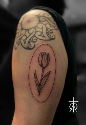 Fine Line Tattoo by Claudia Fedorovici at Tempest Tattoo Amsterdam #tuliptattoo #geometrictattoo #finelinetattoo #finelinetattooartist #tattooartistsamsterdam #claudiafedorovici #tempesttattooamsterdam