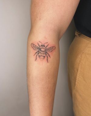 Get buzzin' with this hand-poked illustrative bee tattoo by talented artist Jade Shaw.