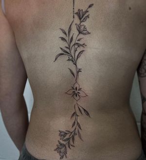 Fineline florals down the spine 🌸✨