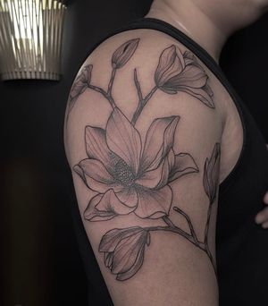 Magnolias to adorn Carl’s upper arm 😍 Large scale florals are my absolute favourites to make!