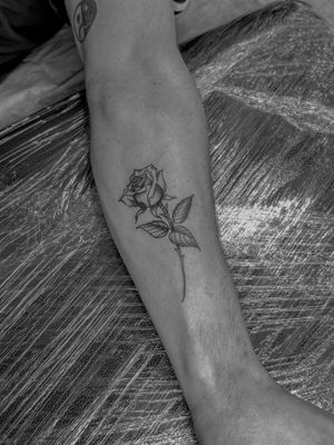 Get a stunning illustrative rose tattoo by the talented artist Oliver Soames for a timeless and elegant look.