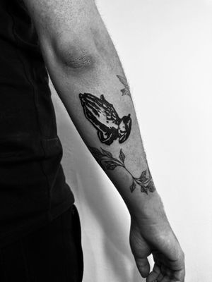 Blackwork tattoo by Oliver Soames depicting intricate praying hands design