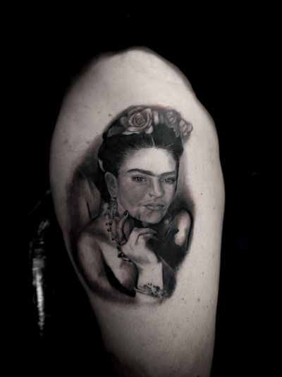 Part healed Frida Kahlo portrait completed recently. Frida was a ‘Mexican painter known for her many portraits, self-portraits, and works inspired by the nature and artifacts of Mexico. Inspired by the country’s popular culture, she employed a naïve folk art style to explore questions of identity, postcolonialism, gender, class, and race in Mexican society’ Which portraits would you like your see next? Done using @empireinks @bishoprotary @pantheraink @kwadron @butterluxe_uk . . . #portraittattoos #fridakahlotattoo #tattoodo #londontattoo #tattooartists #femaletattooartist #realistictattoo #lesbiantattooartist #tattooartistmagazine #blackandgreytattoos #realism