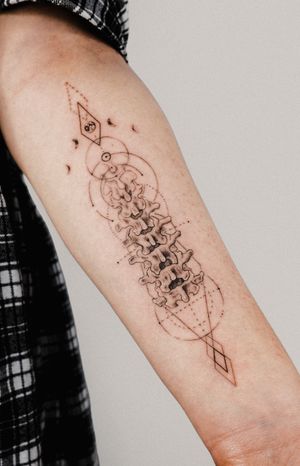 Fine line and micro realism tattoo by Gabriele Edu, featuring a geometric design of moon phases on the spine.