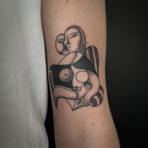 Experience the art of Jenny Dubet with this unique tattoo featuring Picasso's iconic lovers in an illustrative style.