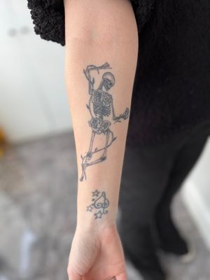 Fineline skeleton with roses