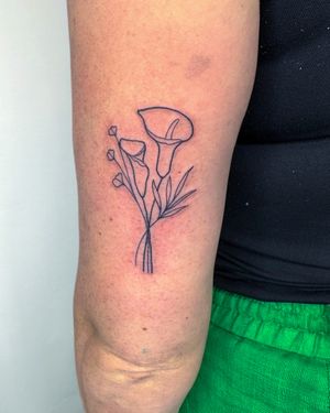 Check out this stunning illustrative tattoo of a flower bouquet by talented artist jadeshaw_tattoos!