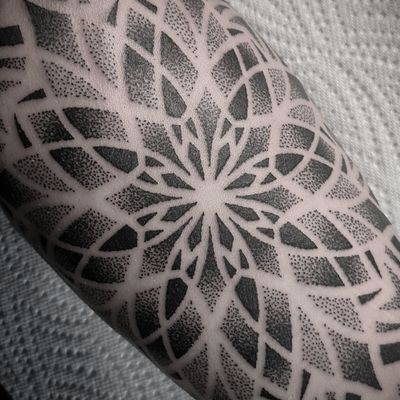 #geometry #geometrytattoo #feometric #geometrictattoo #sacredgeometry #sacredgeometrytattoo #dot #dottattoo #dotwork #dotworktattoo #tattoodotwork #geometrical #pointillism #pattern