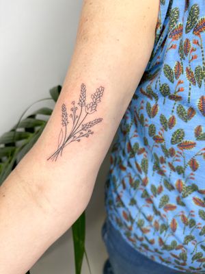 Check out this beautiful illustrative flower bouquet tattoo by jadeshaw_tattoos! A stunning design for nature lovers.