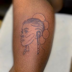 Beautiful tattoo of a dark-skinned African woman, executed in an illustrative style by talented artist jadeshaw_tattoos.