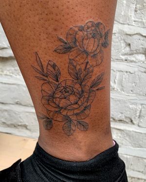Check out this stunning floral tattoo on dark skin by jadeshaw_tattoos. A unique and intricate design that will make a statement.