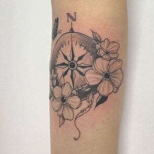 Beautifully crafted tattoo featuring a detailed flower intertwined with a compass, by the talented jadeshaw_tattoos.
