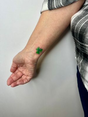 Get a beautifully illustrated clover tattoo in vibrant colors by the talented artist jadeshaw_tattoos. A delicate and colorful design for a unique and elegant look.