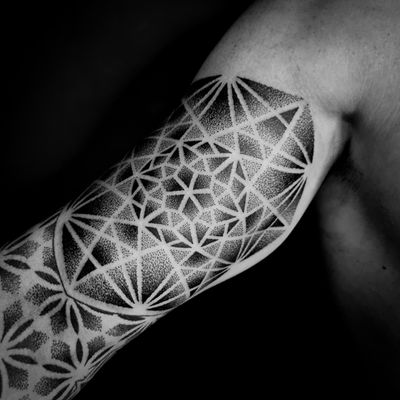 #geometry #geometrytattoo #feometric #geometrictattoo #sacredgeometry #sacredgeometrytattoo #dot #dottattoo #dotwork #dotworktattoo #tattoodotwork #geometrical #pointillism #pattern