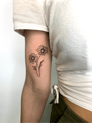 Beautiful and delicate daisy flower tattoo done in fine line illustrative style by the talented artist JadeShaw.